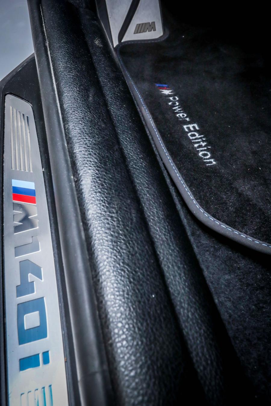 Логотип BMW M140i M Power Edition (F20) 2018 года  (фото 10 из 11)